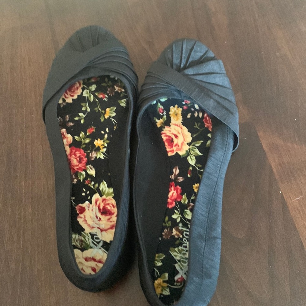 black flat shoes
